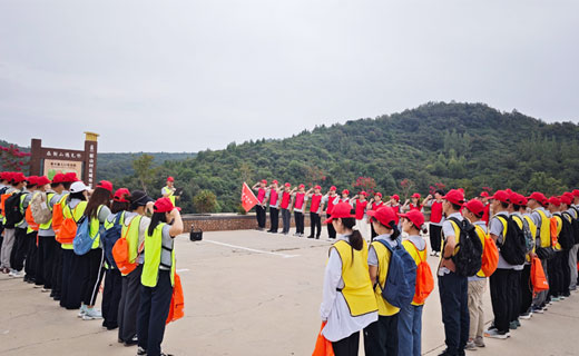 徒步青龙山：既缓解了压力又增加了团队凝聚力。		